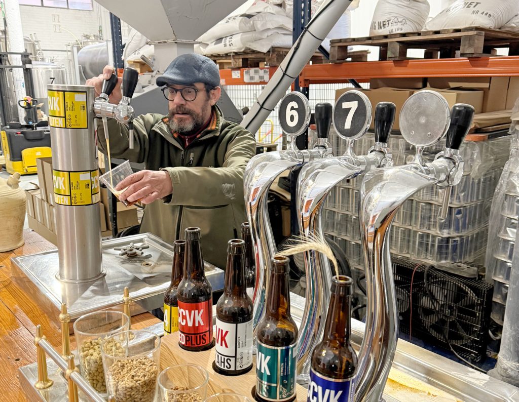 Bar para ver el fútbol en Vallecas y disfrutar de las previas del Rayo. Conciertos, mercadillos en sala Godfather y catas de cervezas artesanales. ¡Descúbrenos!